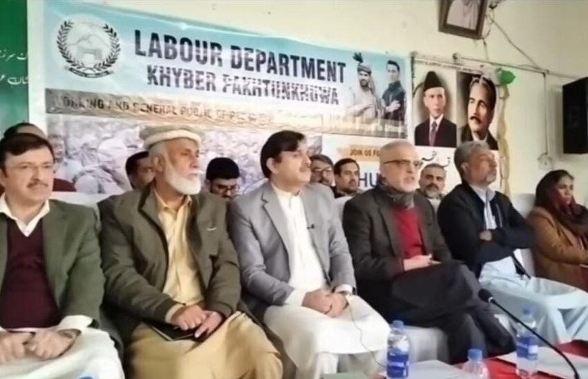  خیبر پختونخوا میں مزدوروں کے بچوں کو اسکالرشپس دینے کا فیصلہ