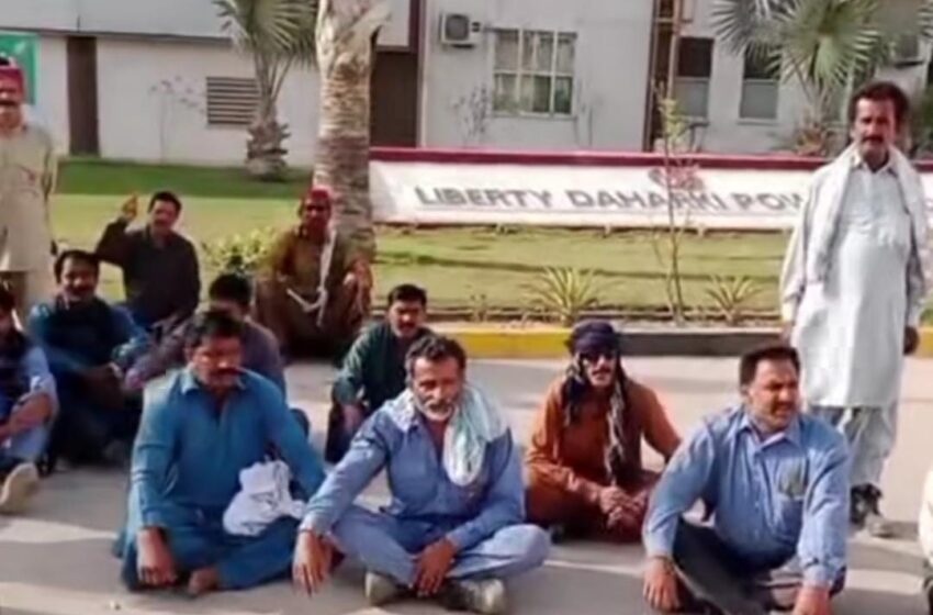 گھوٹکی لبرٹی ملز کے محنت کش مطالبات کی منظوری کے لیے سراپا احتجاج