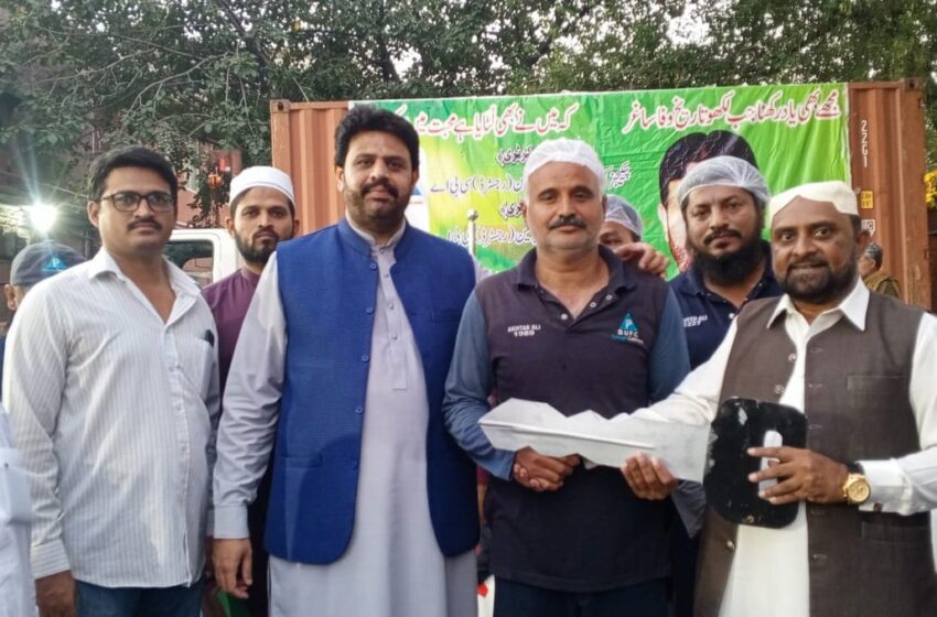  پیکیجز کنورٹرز لمیٹڈ میں مزدوروں  میں موٹر سائیکلز کی تقسیم