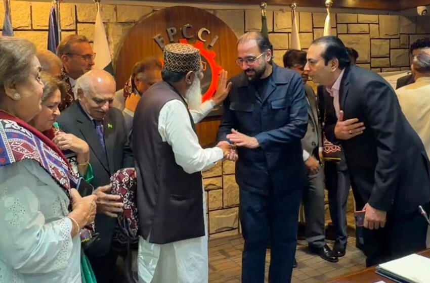  مزدور رہنما میاں عبدالرحیم بھارو کی وفاقی وزیر محنت چوہدری سالک حسین سے ملاقات