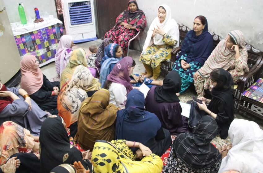  شیخوپورہ میں ہوم بیسڈ خواتین کا شدید استحصال، 17 روپے اجرت ملنے کا انکشاف