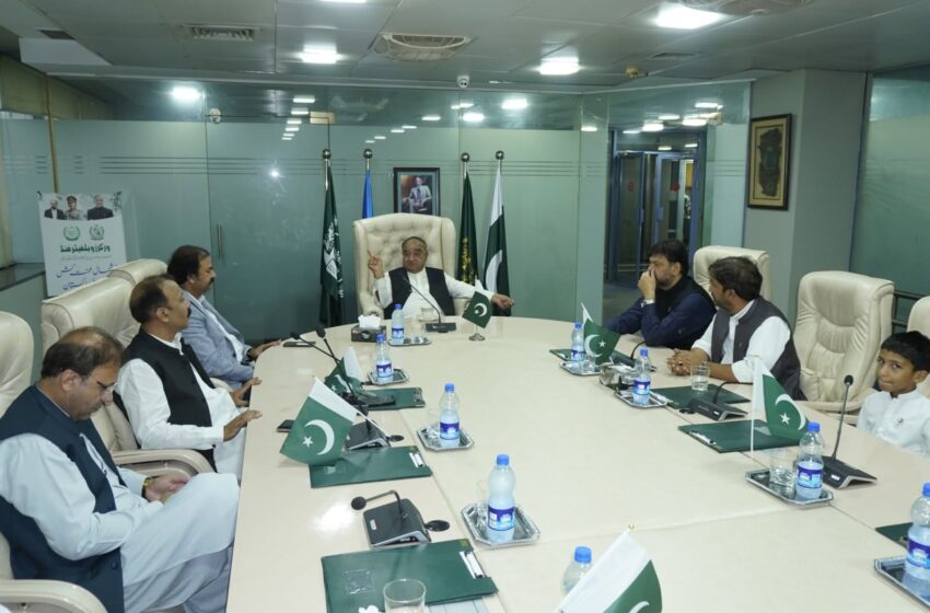  ورکرز ویلفیئر فنڈ میں جشنِ آزادی کی پروقار تقریب، تمغۂ امتیاز حاصل کرنے والے مزدور رہنما نے پرچم کشائی کی